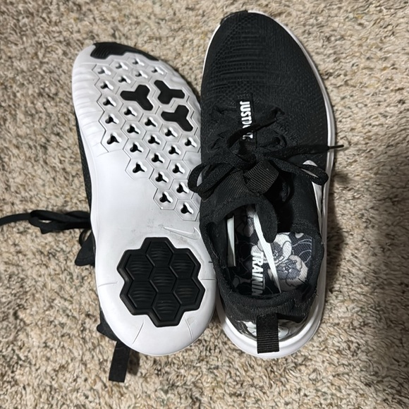 Nike Black and White Running Shoes - Picture 3 of 5